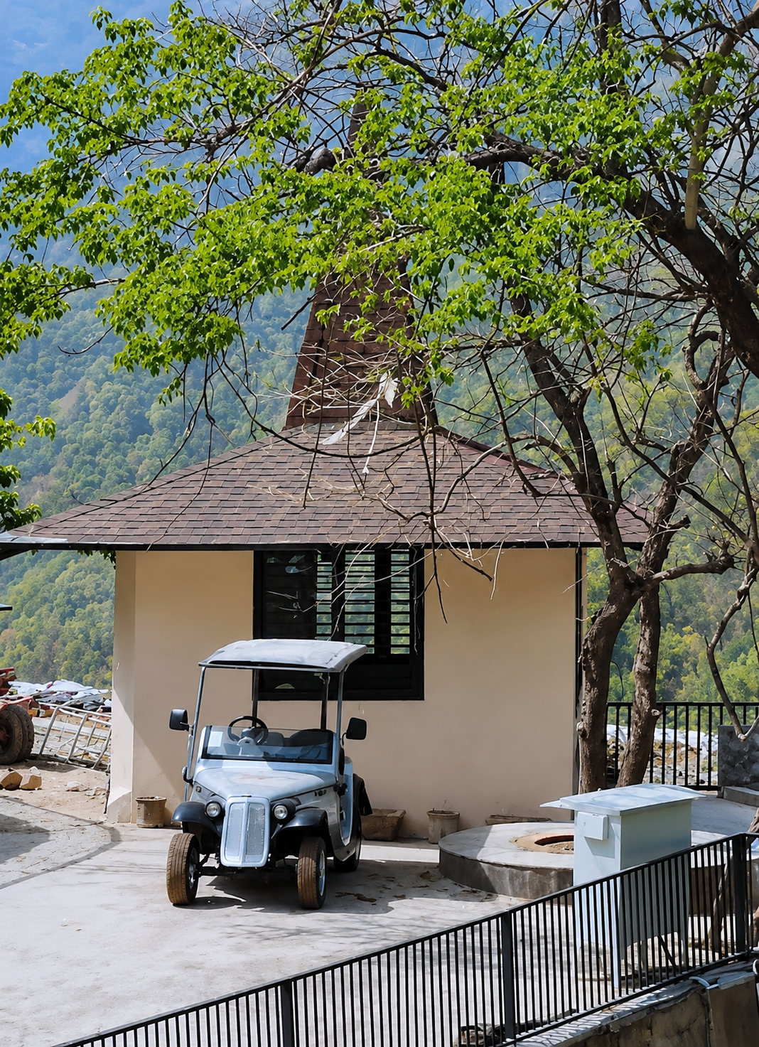 Vintage Golf Cars at Kamlodabhavi Resort – 5 Star Hotel in Rishikesh