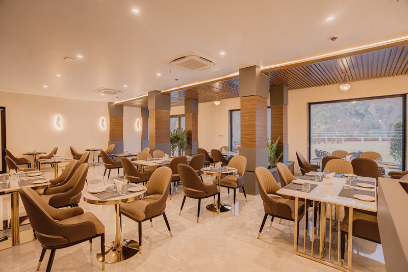 Restaurant and Sky Bar at Kamlodabhavi Resort – Luxury Resort in Rishikesh